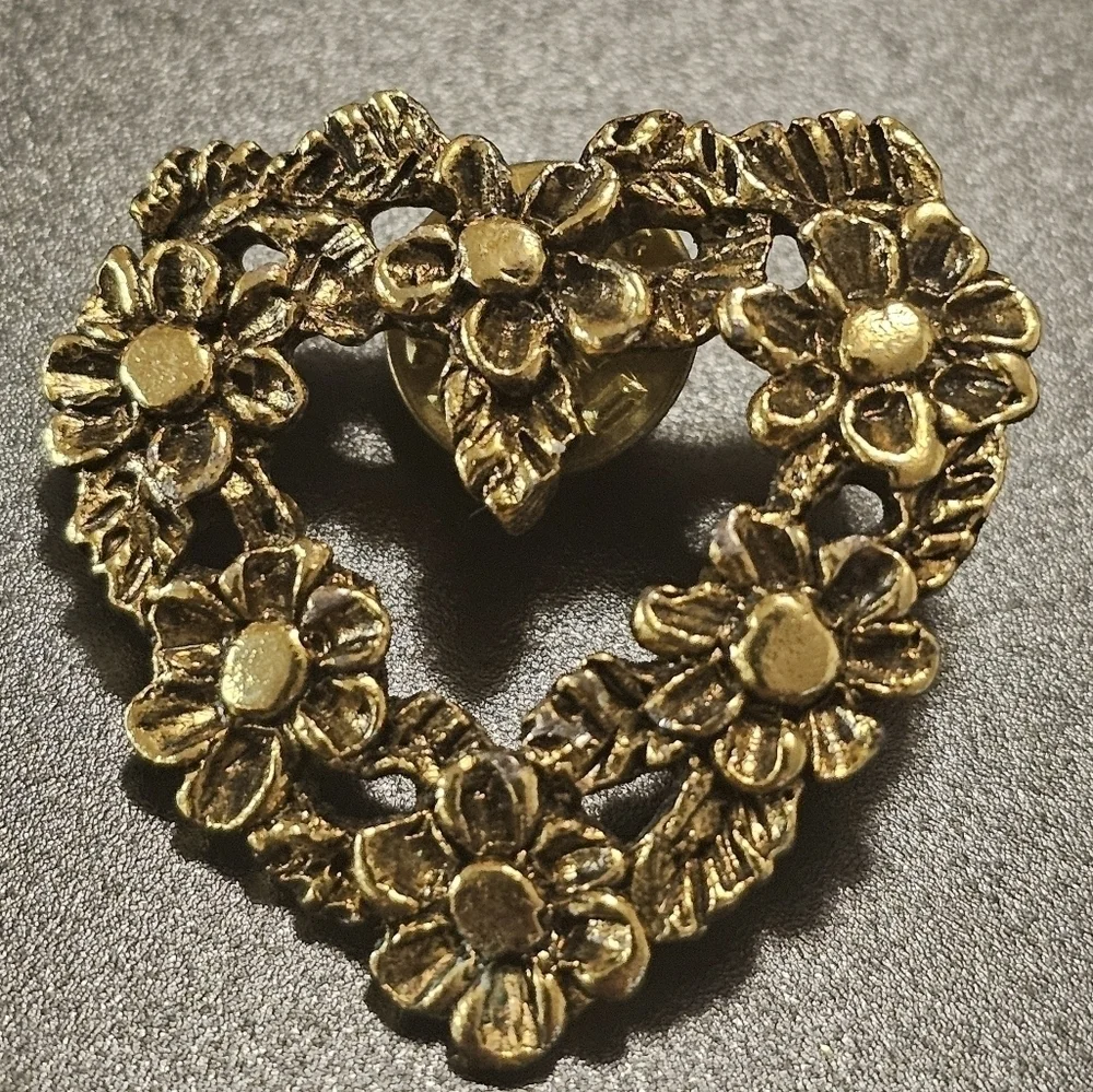 Vintage Jewelry Signed CAMCO Flower Heart Gold Tone Pin